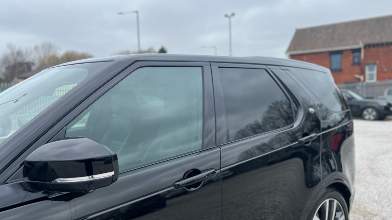 Land Rover Discovery 3.0 D300 R-Dynamic SE 5dr Auto Diesel Station Wagon